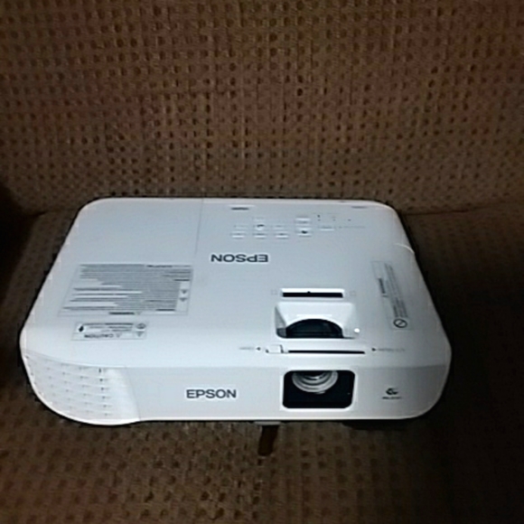 Epson VS250 LCD home theater projector - Picture 1 of 2